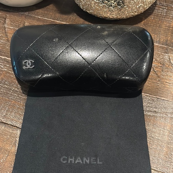 CHANEL Black Quilted Leather sunglasses case - Picture 6 of 6